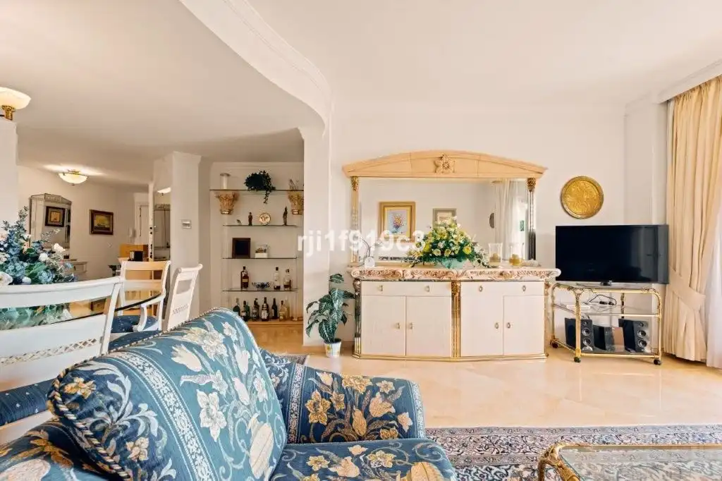 Sala de estar de Apartamento en venta en Marbella con Terraza, Trastero y Amueblado