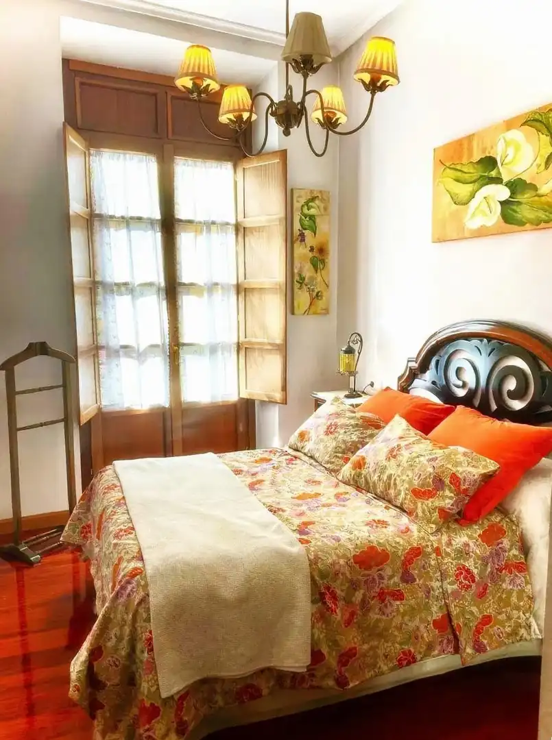 Schlafzimmer von Wohnung zur Miete in Oviedo  mit Heizung, Abstellraum und Möbliert