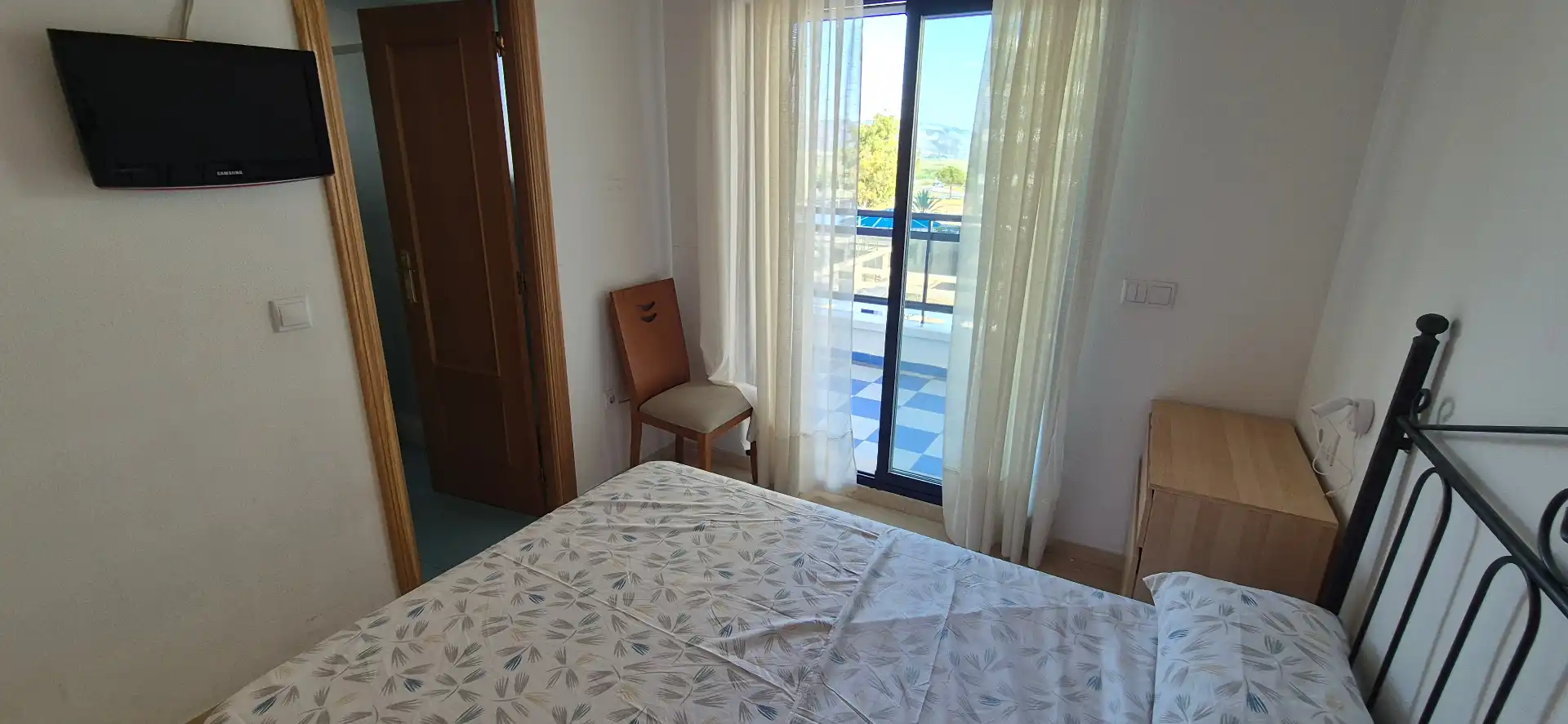Dormitori de Apartament de lloguer en Gandia amb Aire condicionat, Calefacció i Jardí privat