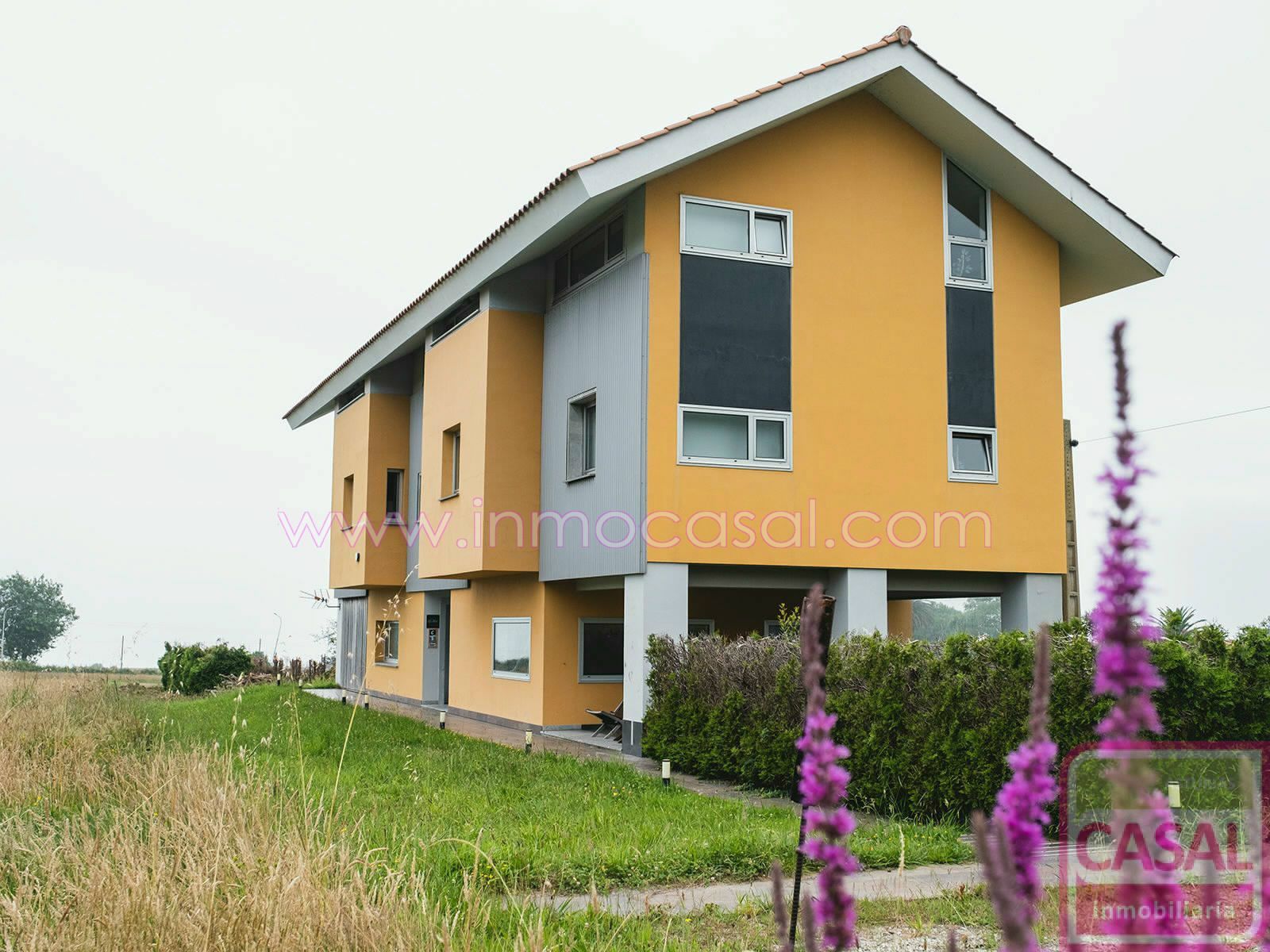 Vista exterior de Casa o xalet en venda en Cudillero amb Calefacció, Terrassa i Traster