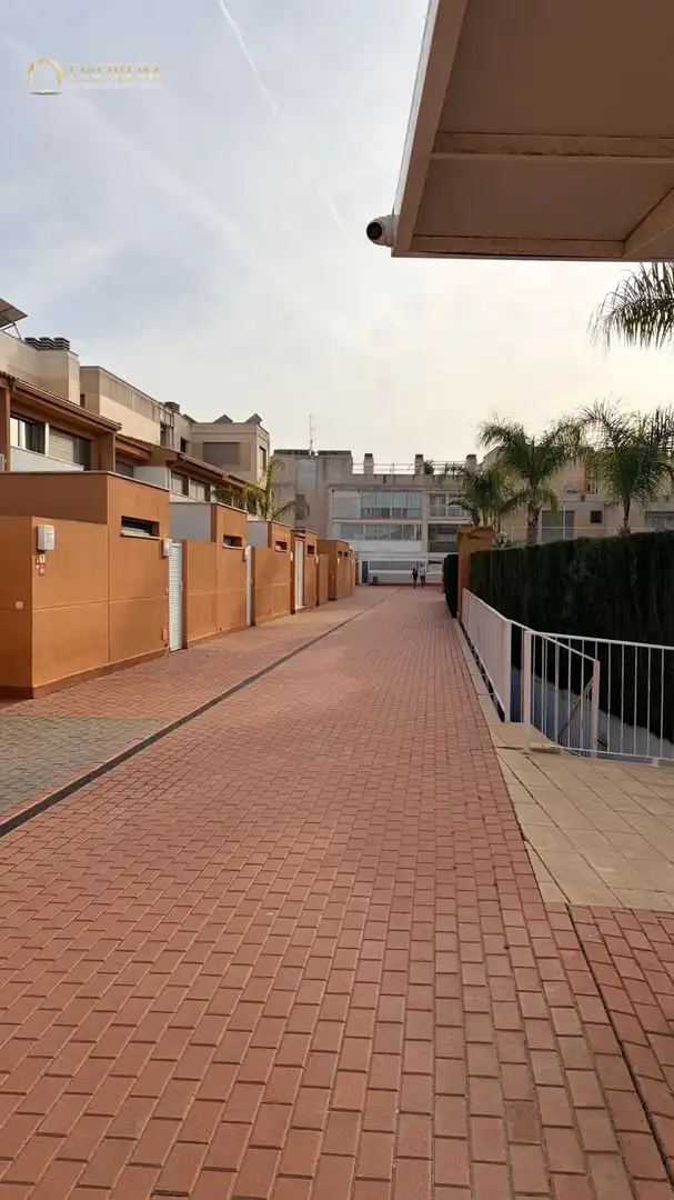Vista exterior de Pis en venda en Alicante / Alacant amb Aire condicionat, Calefacció i Piscina