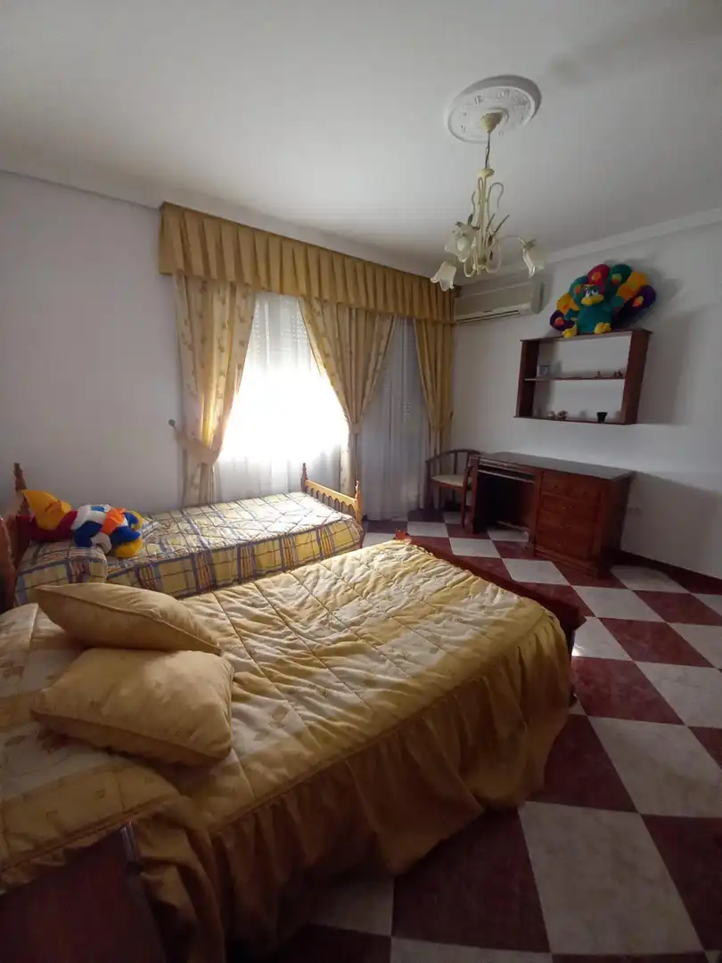 Dormitori de Casa o xalet en venda en Córdoba amb Jardí privat, Terrassa i Moblat