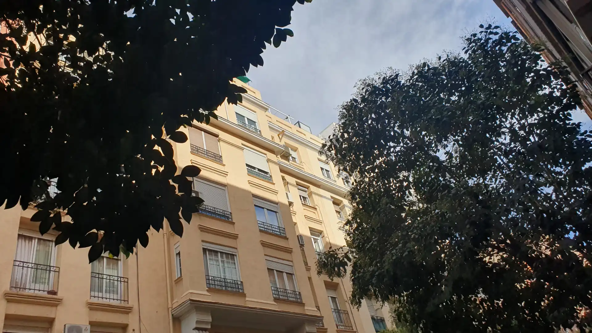 Vista exterior de Pis en venda en Madrid amb Calefacció i Moblat
