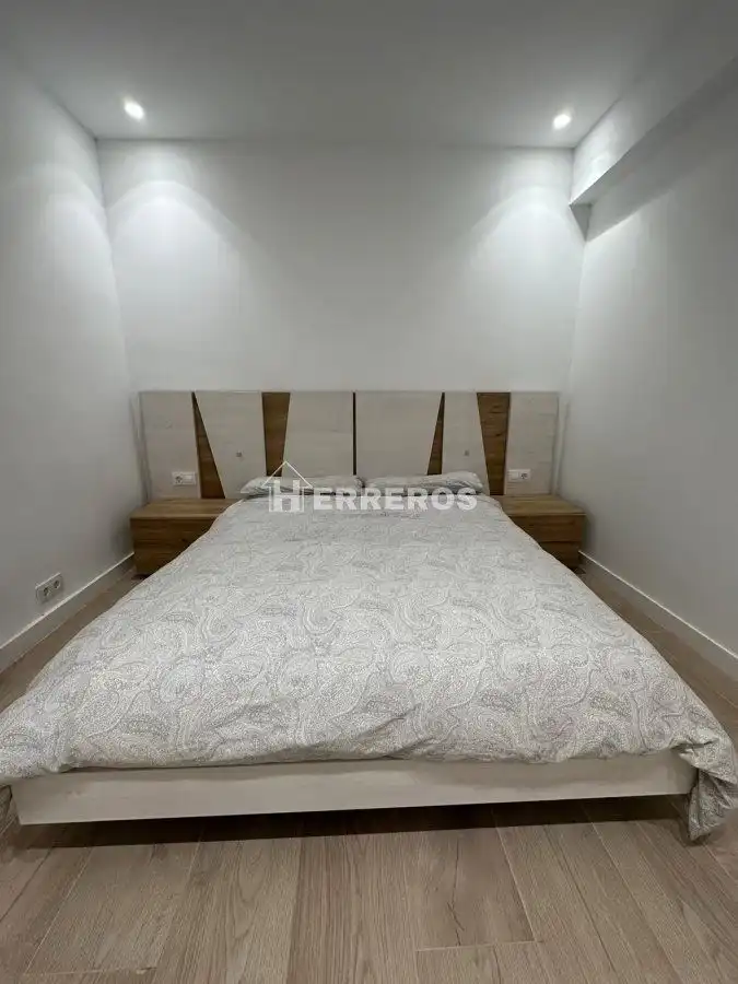 Dormitori de Apartament en venda en  Logroño amb Calefacció, Parquet i Moblat