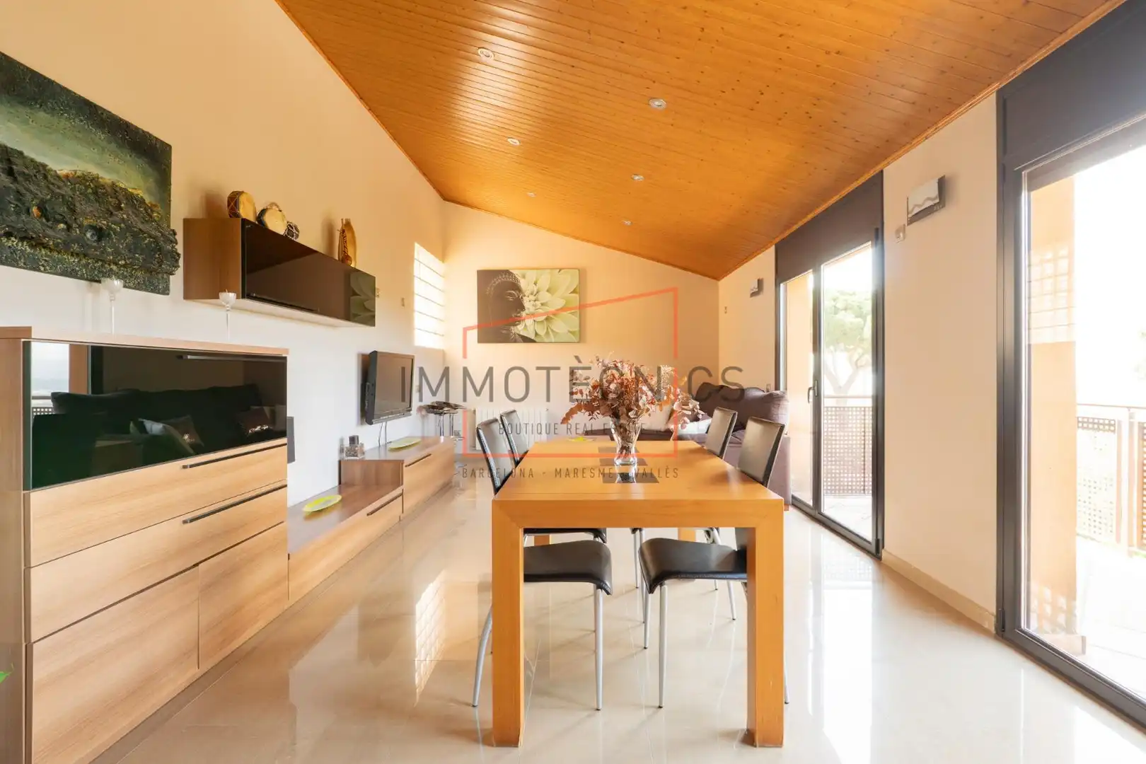 Sala d'estar de Casa o xalet en venda en Vilanova del Vallès amb Jardí privat, Terrassa i Piscina