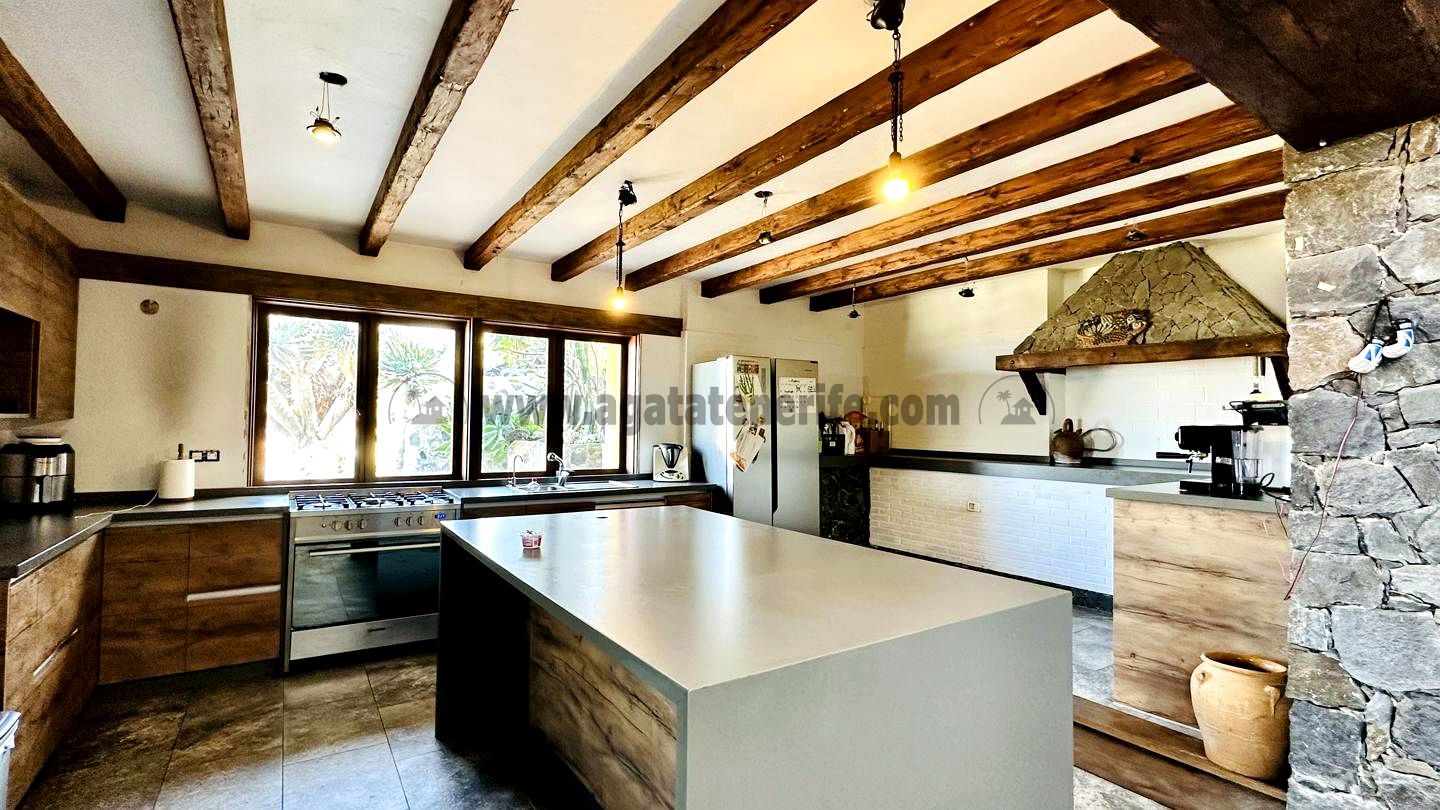 Cuina de Finca rústica en venda en Los Realejos amb Jardí privat, Terrassa i Traster