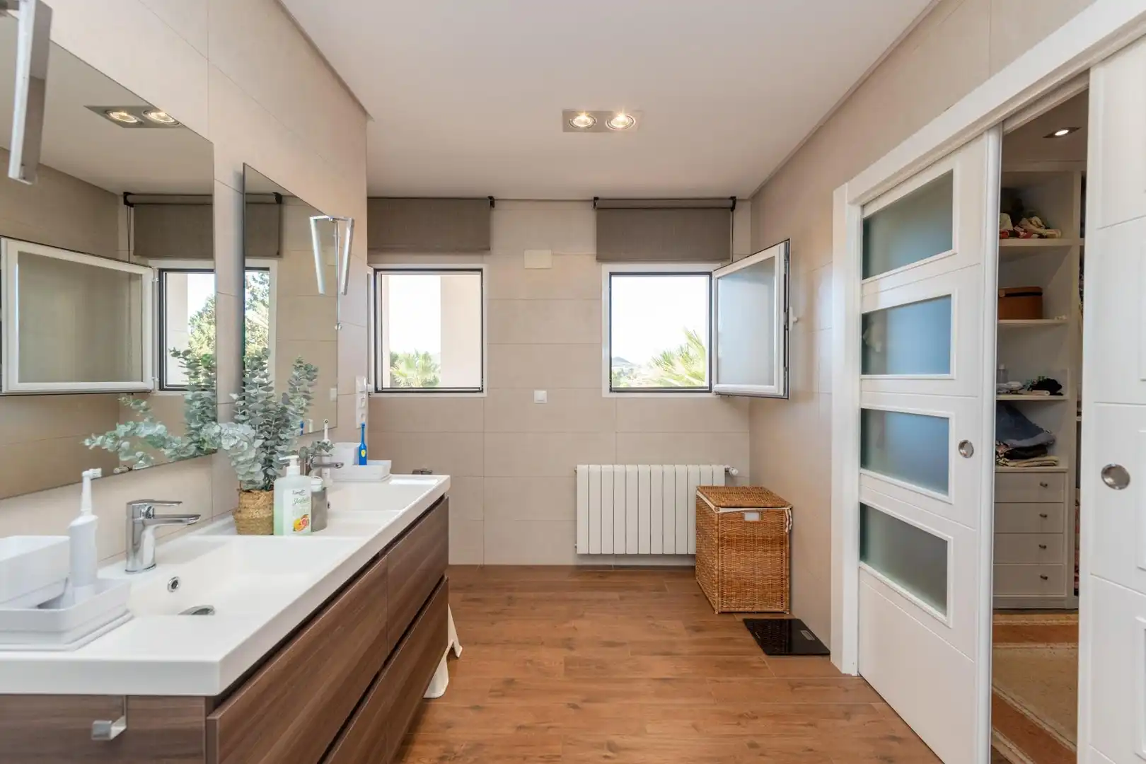Baño de Casa o chalet en venta en Alicante / Alacant con Aire acondicionado, Calefacción y Jardín privado