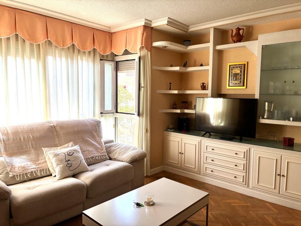 Living room of Flat for sale in  Madrid Capital  with Air Conditioner, Heating and Swimming Pool