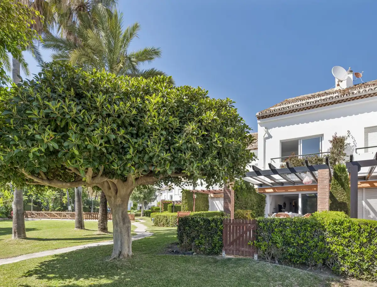 Jardí de Casa adosada en venda en Marbella amb Aire condicionat, Jardí privat i Terrassa
