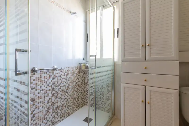 Bathroom of Flat for sale in Madrid  with Air Conditioner, Heating and Terrace