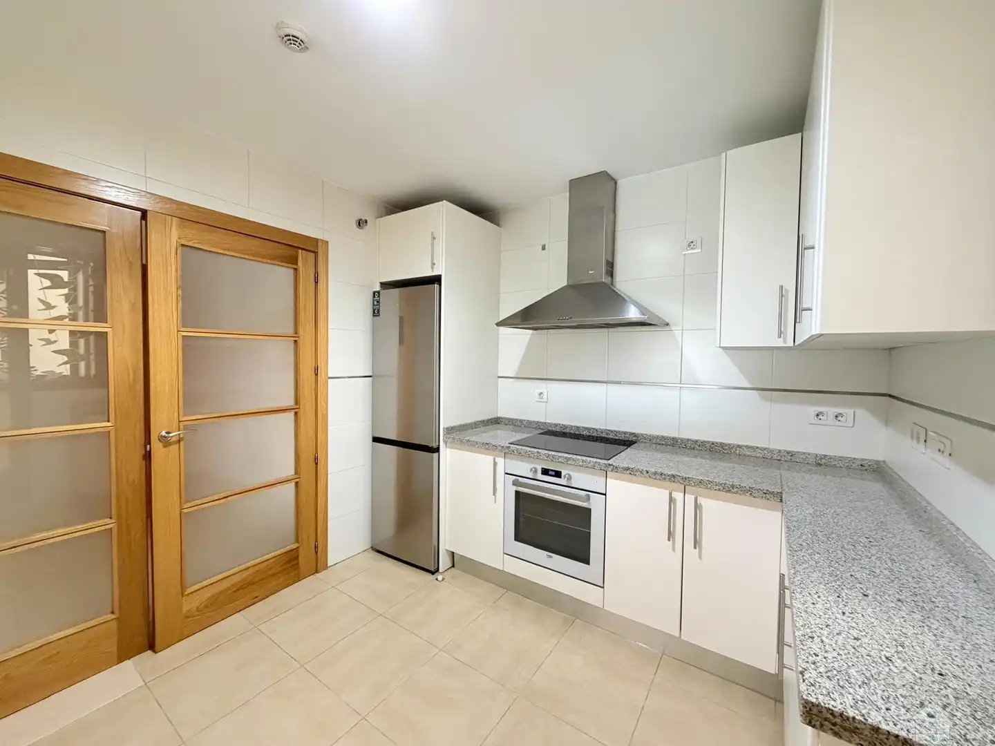 Kitchen of Flat for rent in Sevilla  with Air Conditioner, Storage room and Community pool