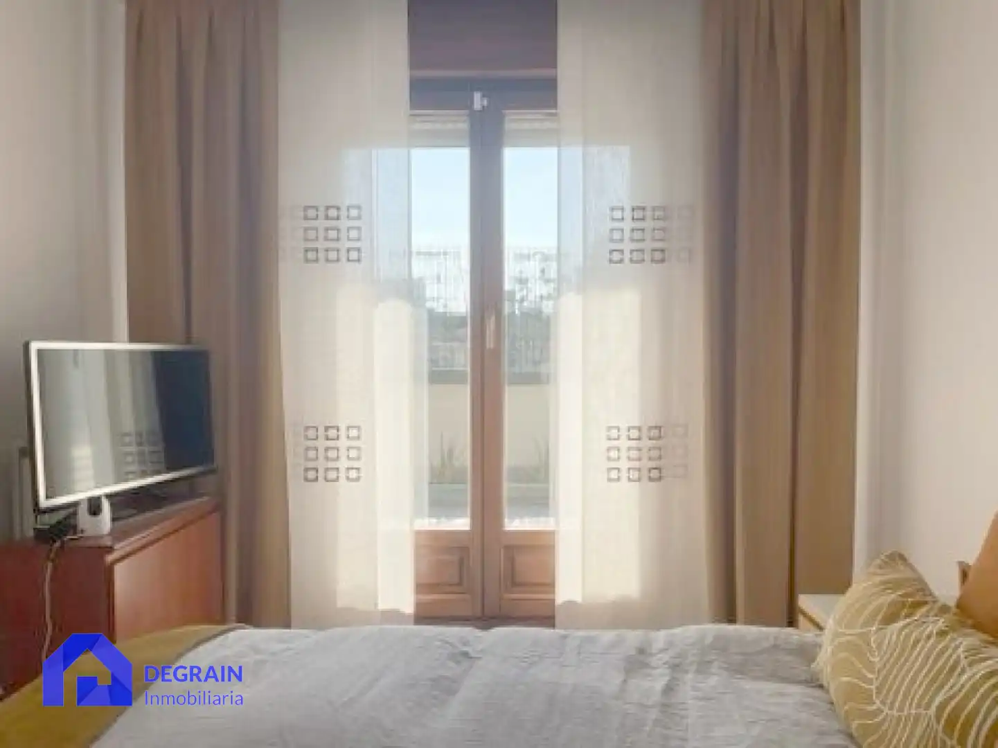 Schlafzimmer von Dachboden zur Miete in Oviedo  mit Heizung, Parkett und Terrasse