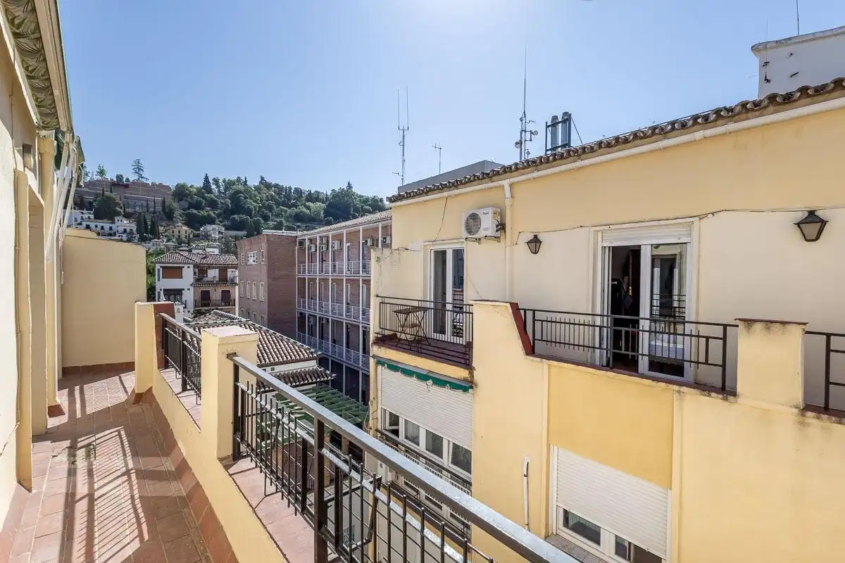 Vista exterior de Pis en venda en Granada amb Balcó