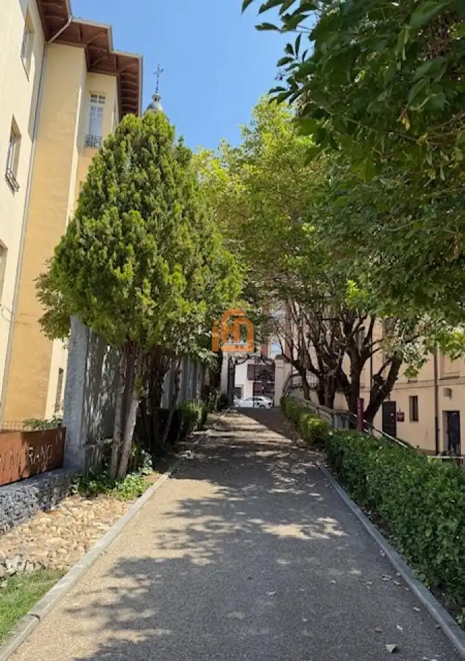 Vista exterior de Apartamento en venta en León Capital  con Calefacción y Parquet