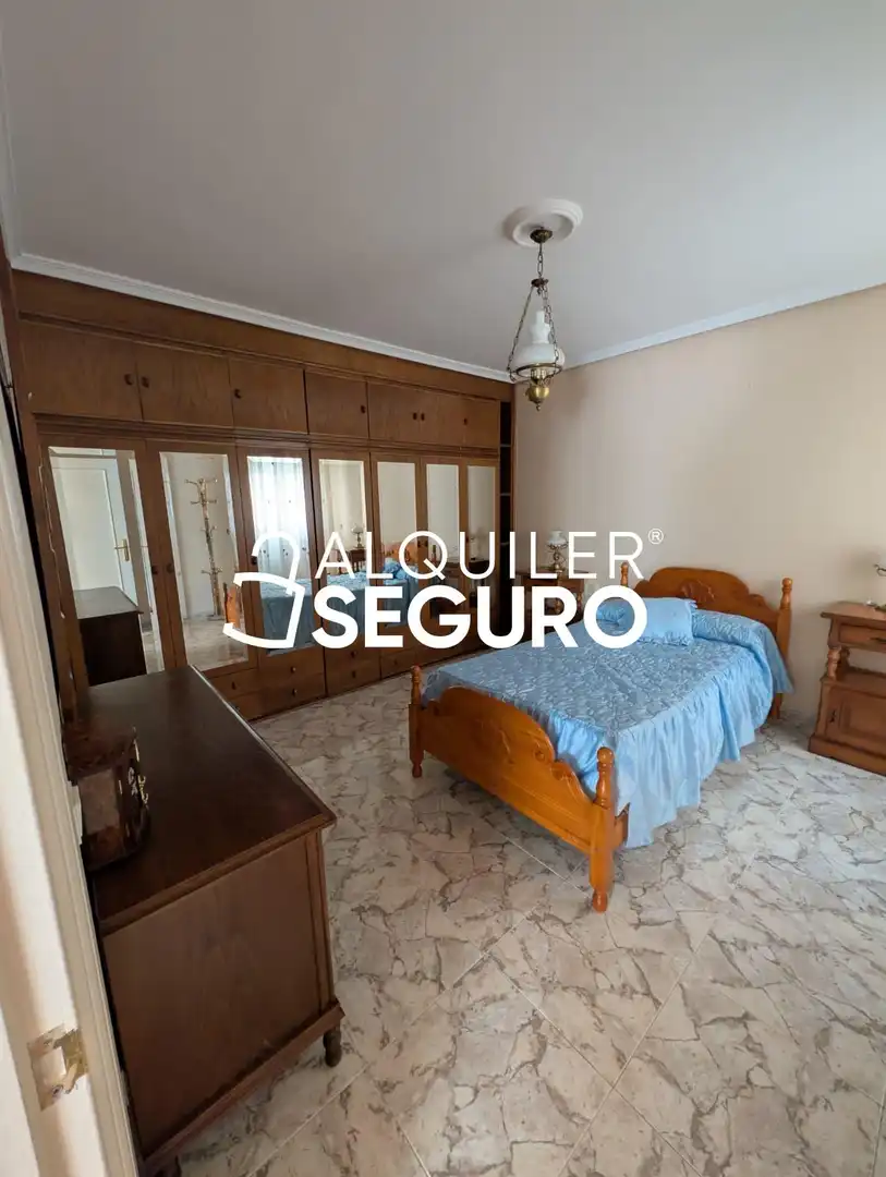 Dormitori de Pis de lloguer en Cuenca amb Calefacció, Terrassa i Traster