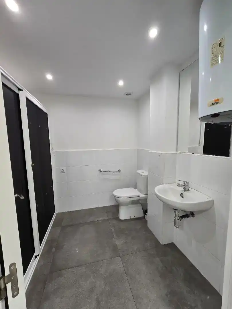 Bany de Local en venda en Barcelona amb Aire condicionat