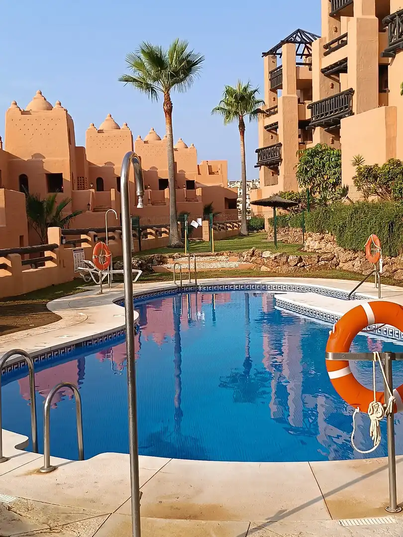 Piscina de Apartament en venda en Manilva amb Aire condicionat, Terrassa i Piscina