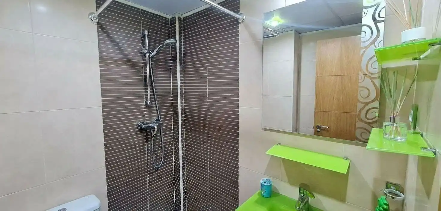 Baño de Piso en venta en Madrid con Calefacción, Terraza y Trastero
