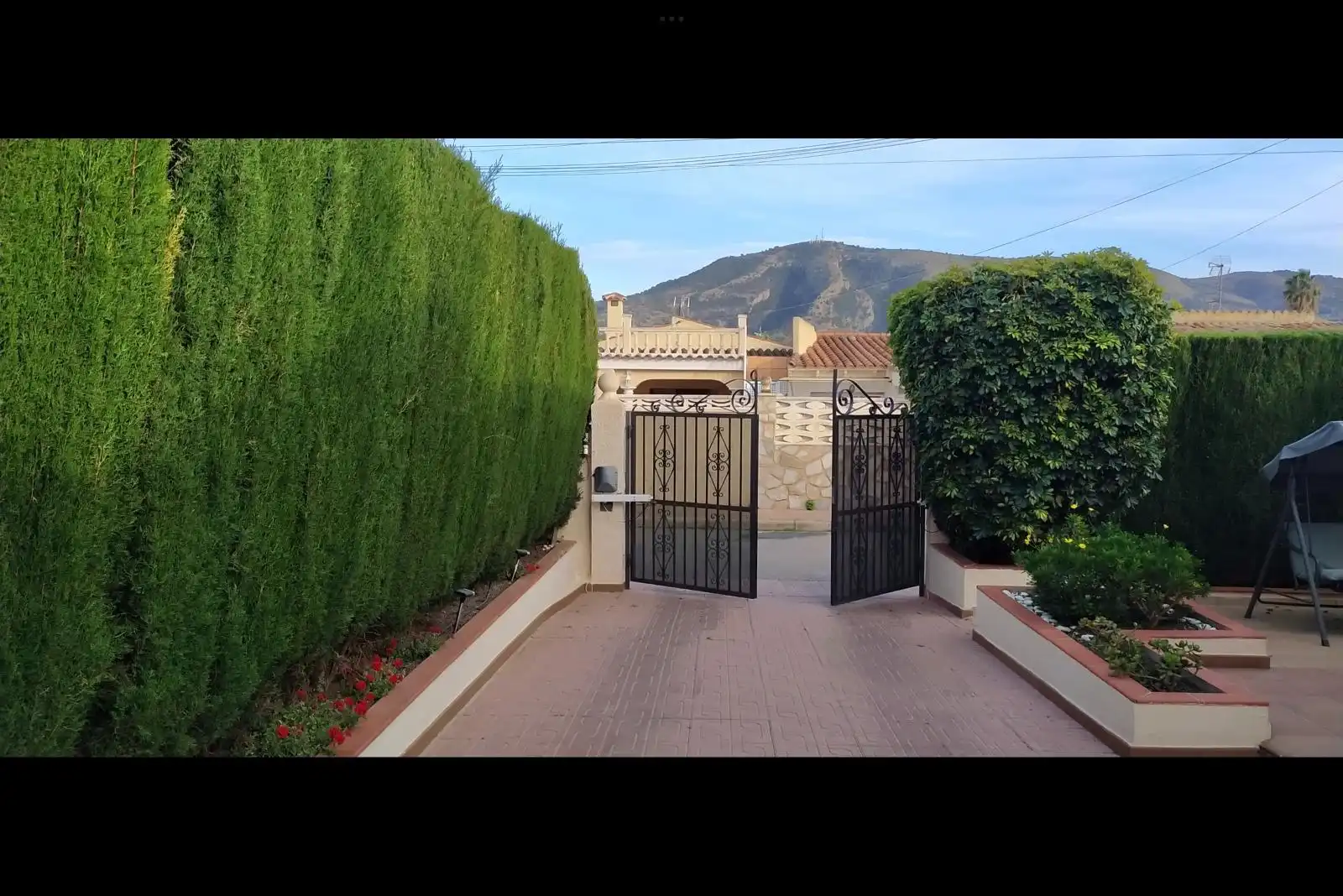 Vista exterior de Casa o xalet en venda en L'Alfàs del Pi amb Jardí privat i Terrassa