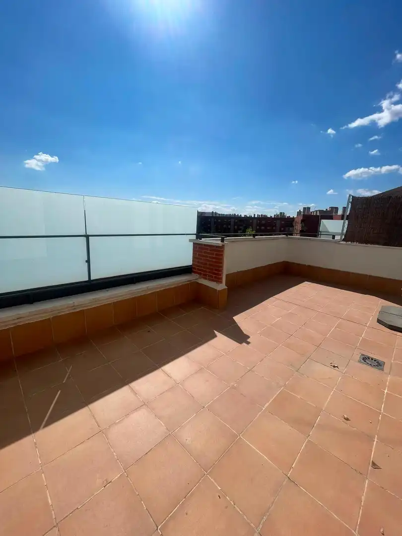 Terraza de Ático de alquiler en Alcalá de Henares con Aire acondicionado, Calefacción y Jardín privado