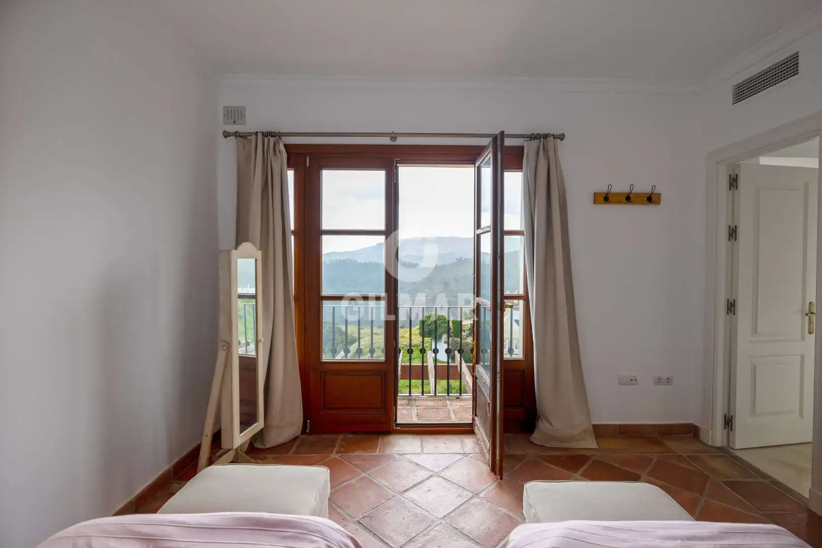 Habitación de Casa adosada en venta en Benahavís con Calefacción y Piscina