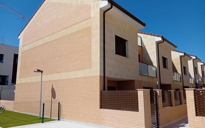 Exterior view of House or chalet for sale in Colmenar Viejo  with Heating, Terrace and Storage room