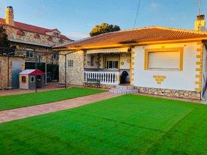 Vista exterior de Casa o xalet en venda en Pioz amb Calefacció, Jardí privat i Parquet