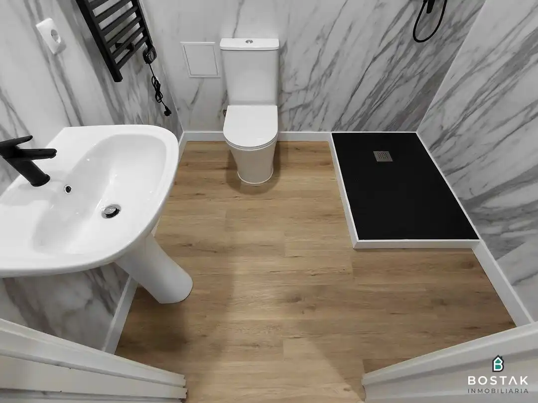 Bathroom of Flat for sale in Bilbao   with Heating and Balcony