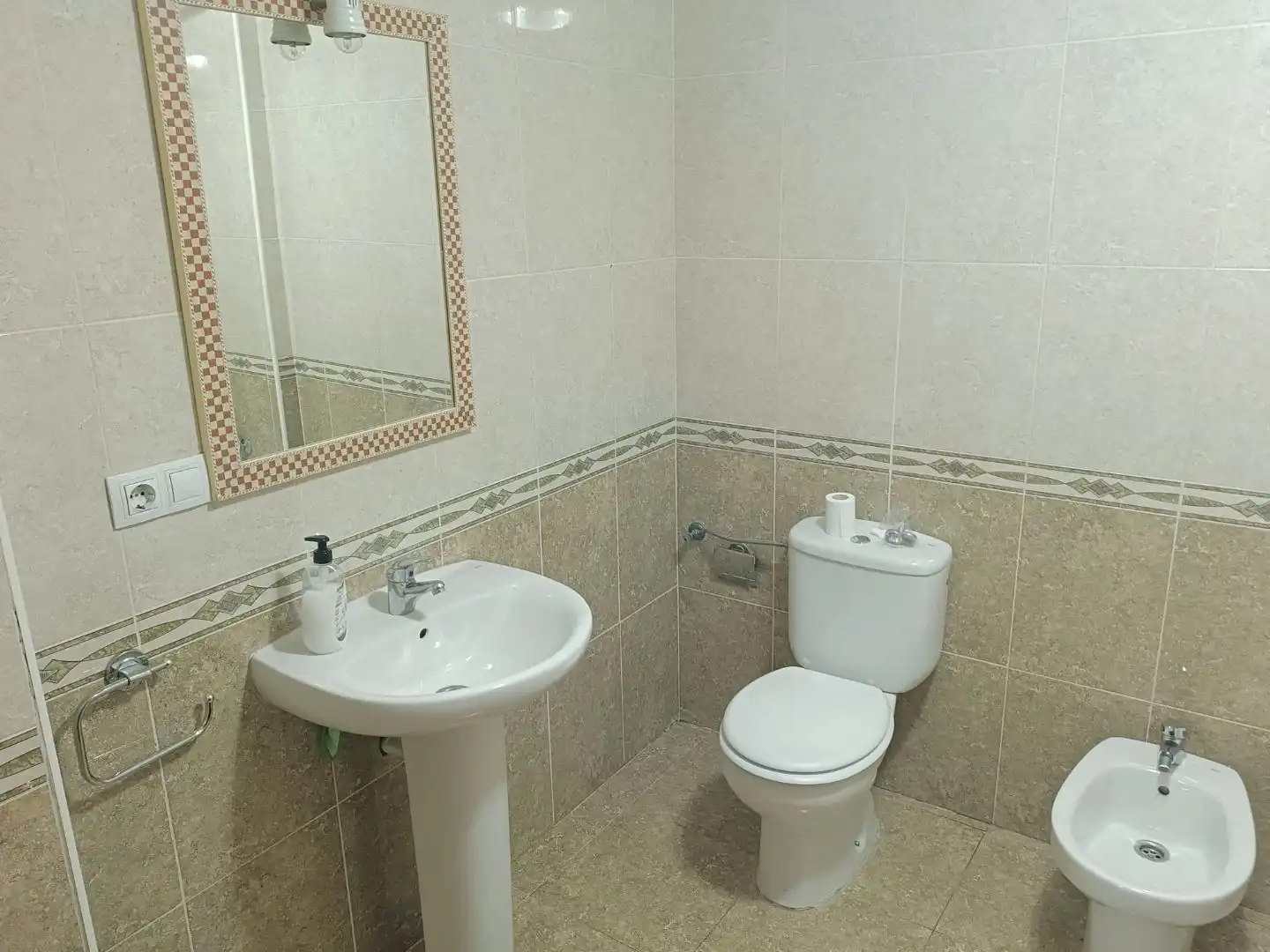 Bathroom of Flat for share in Almendralejo  with Air Conditioner and Furnished