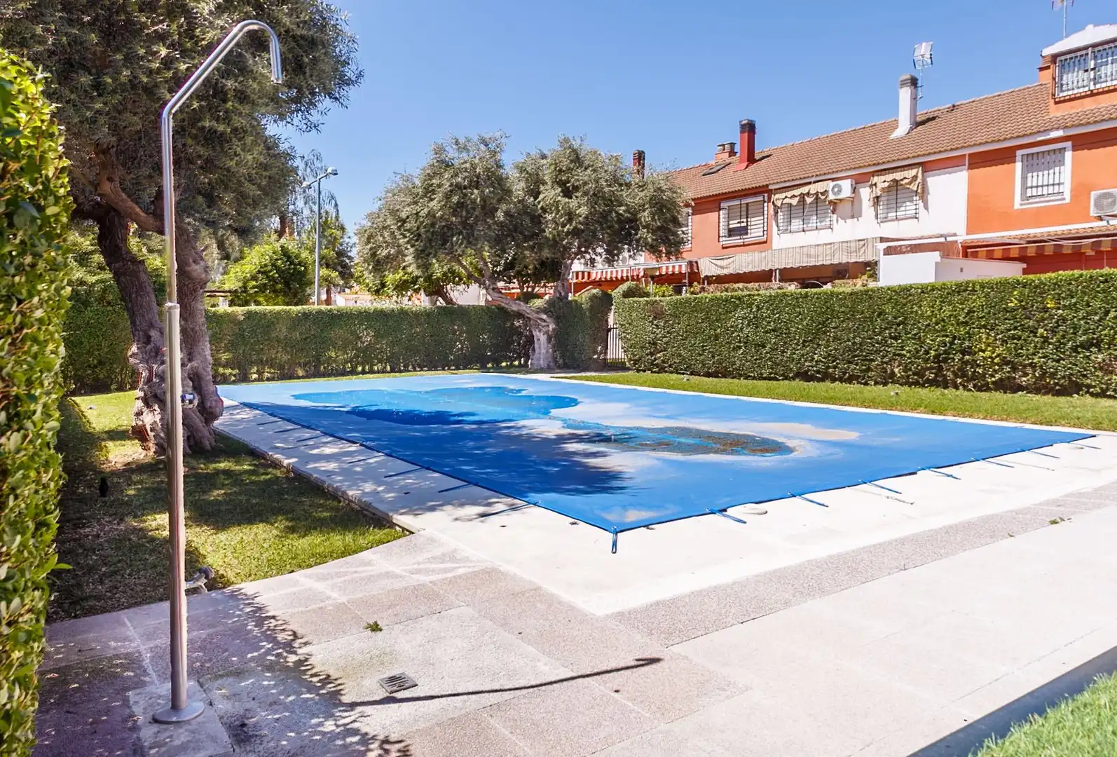 Piscina de Casa adosada en venda en Dos Hermanas amb Aire condicionat, Jardí privat i Piscina comunitària