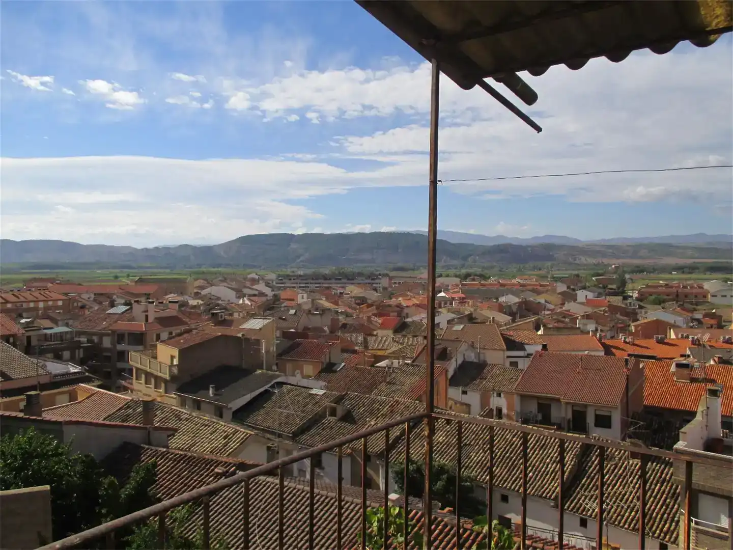Vista exterior de Casa adosada en venda en Mendavia amb Jardí privat, Parquet i Balcó