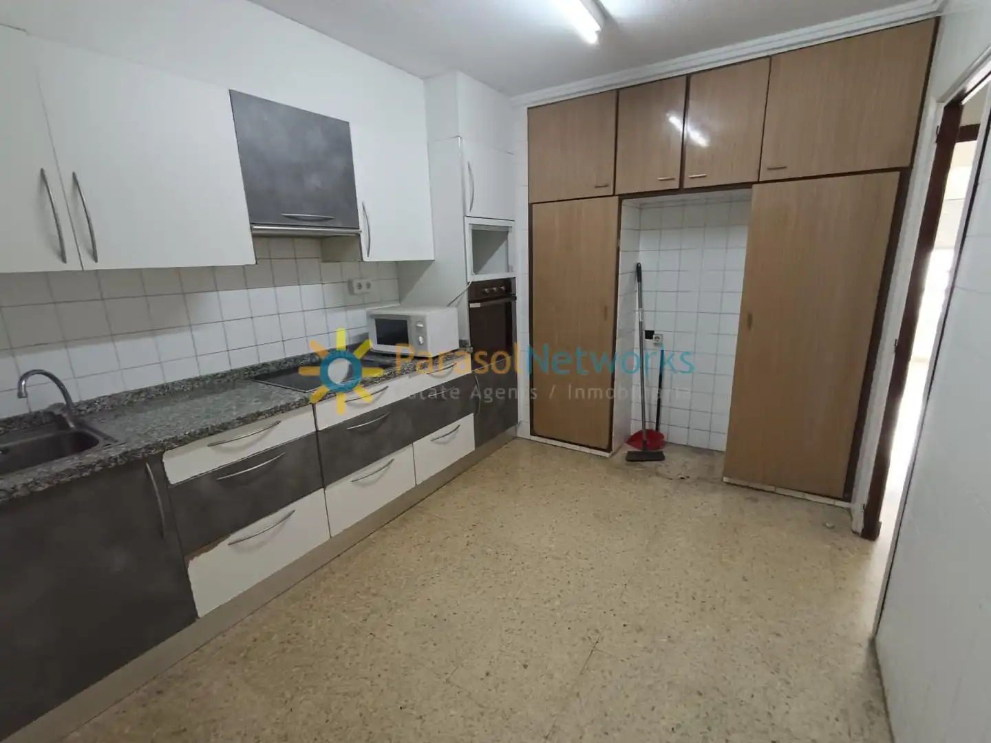 Küche von Wohnung zum Verkauf in Oliva mit Ofen