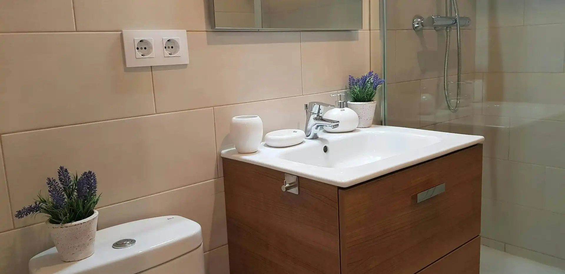 Baño de Piso de alquiler en Barcelona con Aire acondicionado, Calefacción y Lavadora