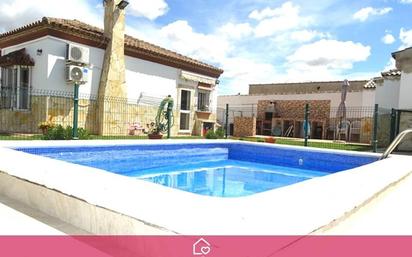 Piscina de Casa o xalet en venda en Chiclana de la Frontera amb Aire condicionat, Jardí privat i Terrassa