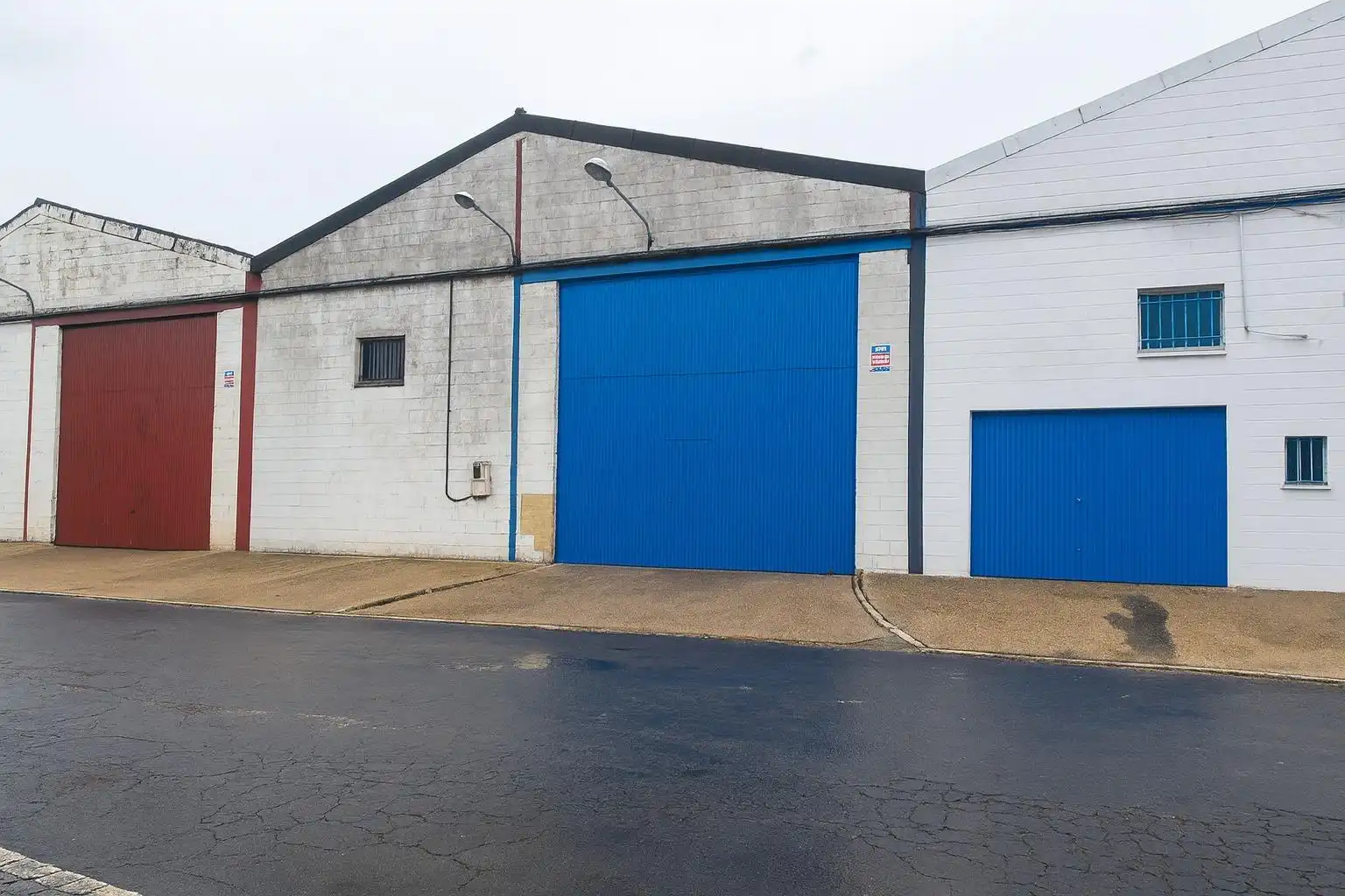 Industrial building for sale in Nuevo Parque - Los Rosales - Tráfico Pesado
