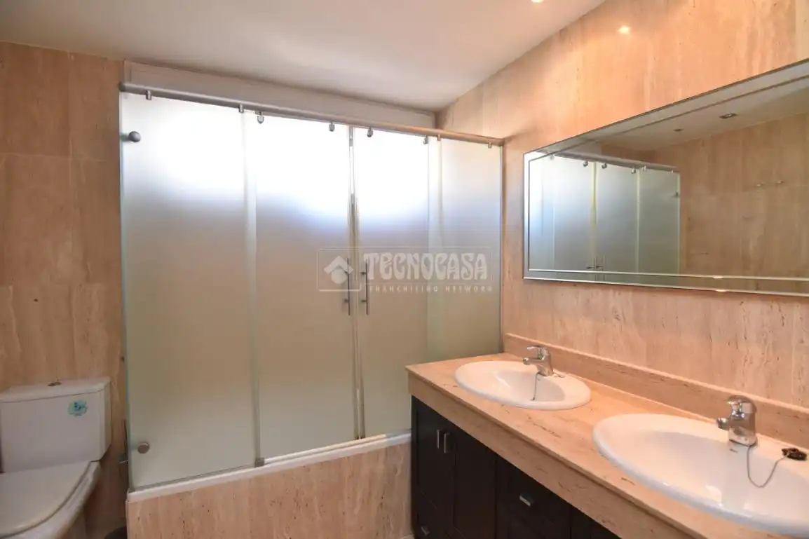 Bathroom of Detached homes for sale in Móstoles