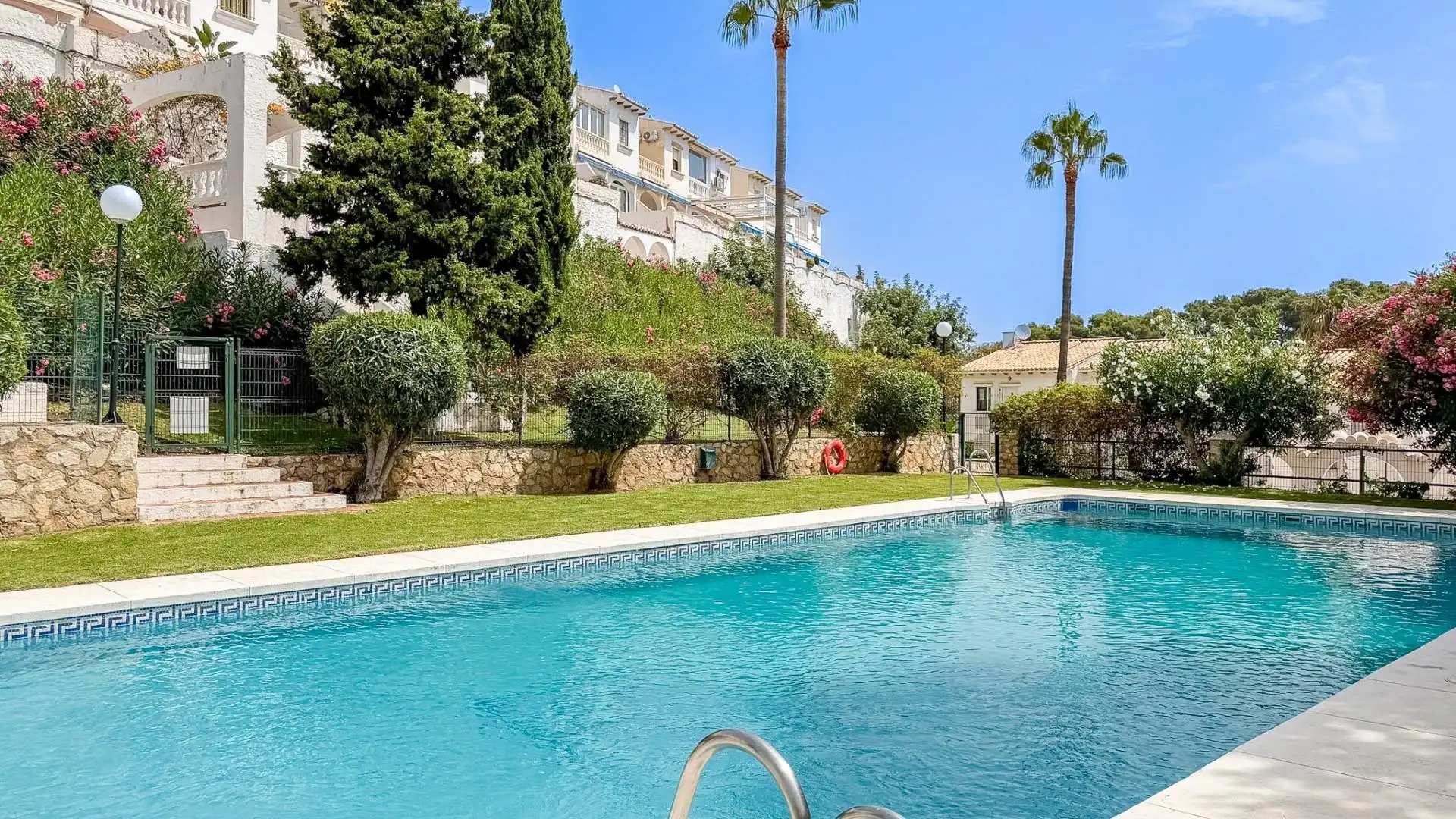 Piscina de Casa adosada en venda en Benalmádena amb Aire condicionat, Calefacció i Jardí privat