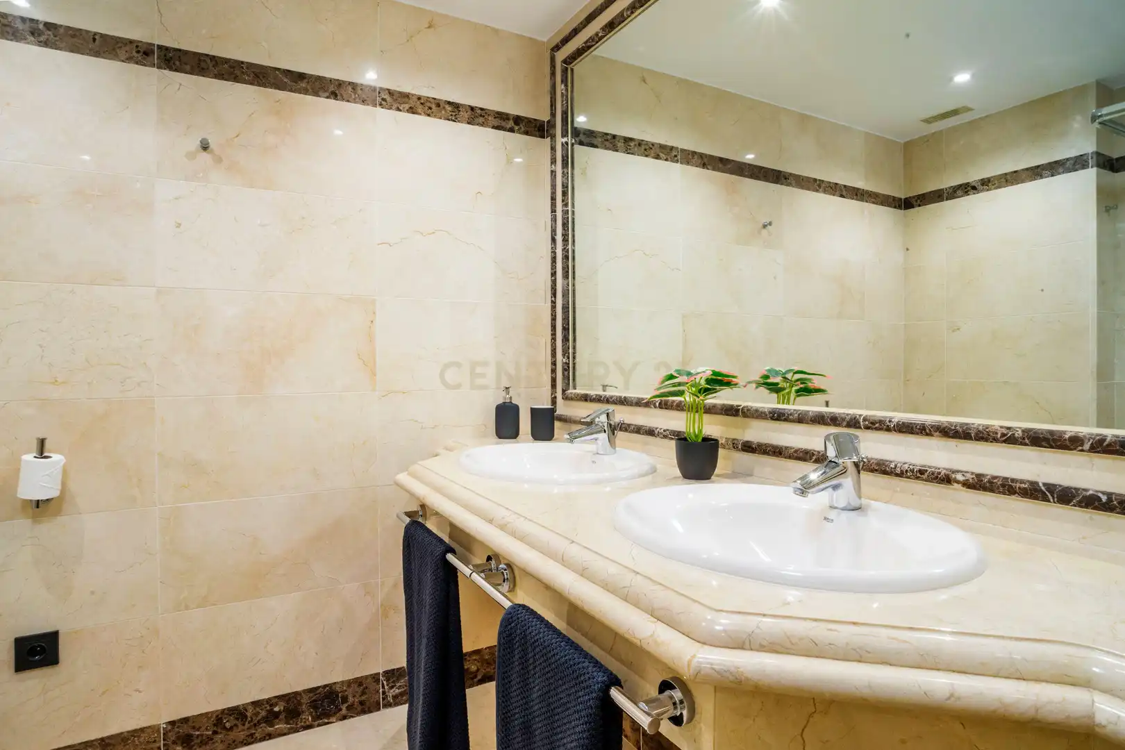 Badezimmer von Wohnungen zum Verkauf in Marbella mit Klimaanlage, Privatgarten und Ofen