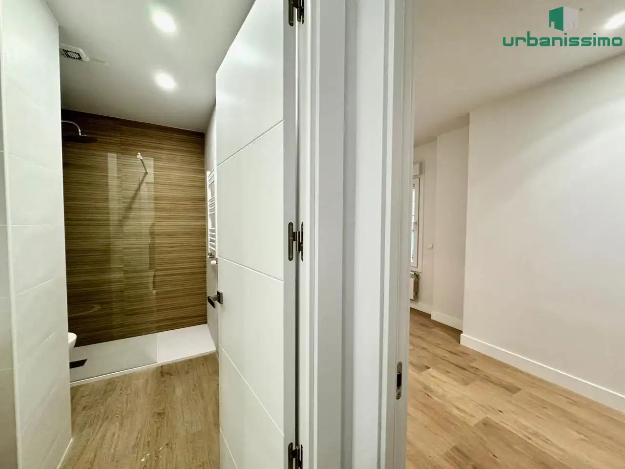 Bany de Apartament de lloguer en Madrid amb Aire condicionat, Calefacció i Moblat