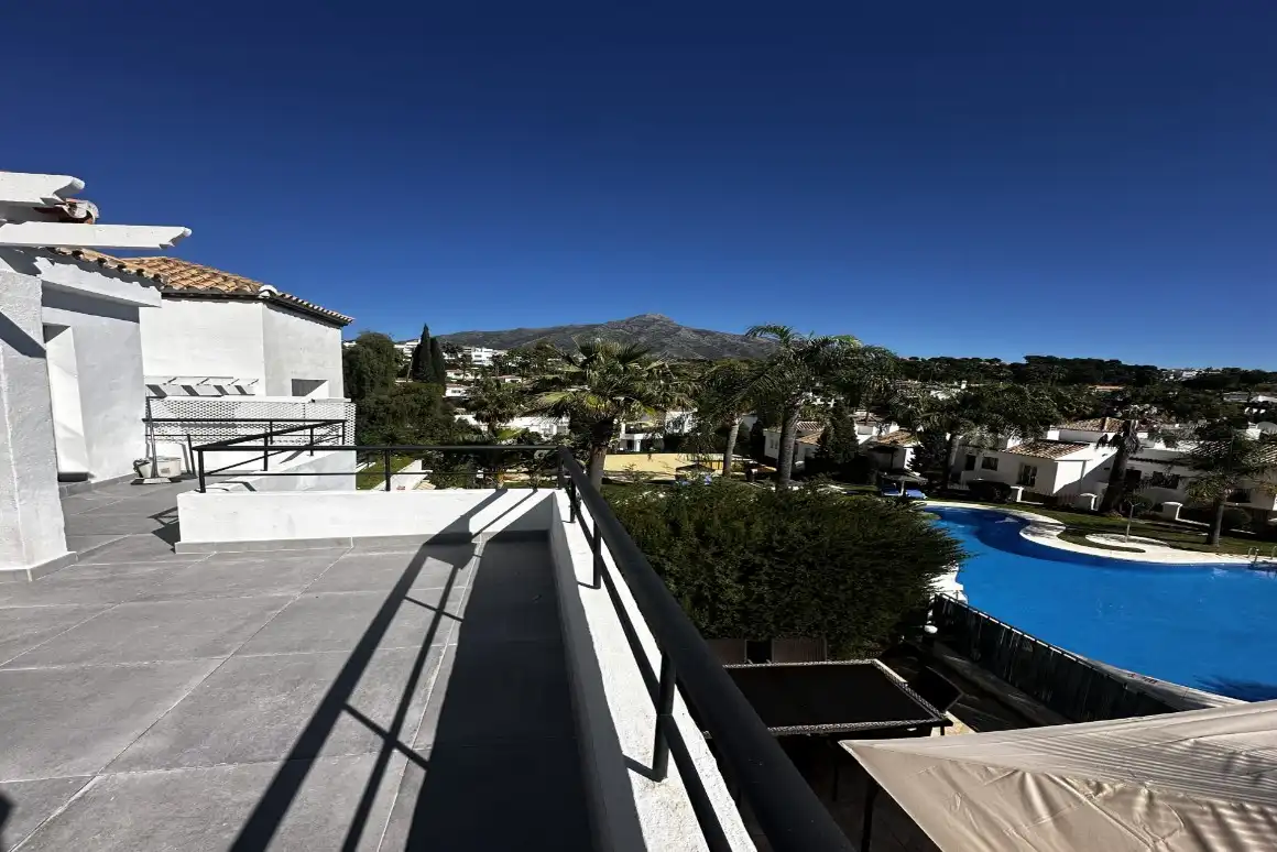 Terrasse von Wohnungen zum Verkauf in Marbella mit Klimaanlage, Privatgarten und Terrasse
