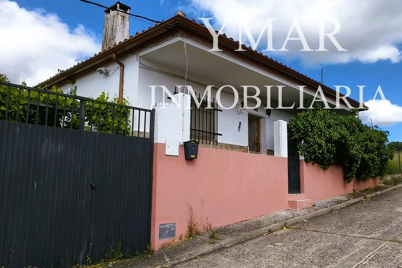 Vista exterior de Casa o chalet en venta en Robledo del Mazo con Calefacción y Amueblado