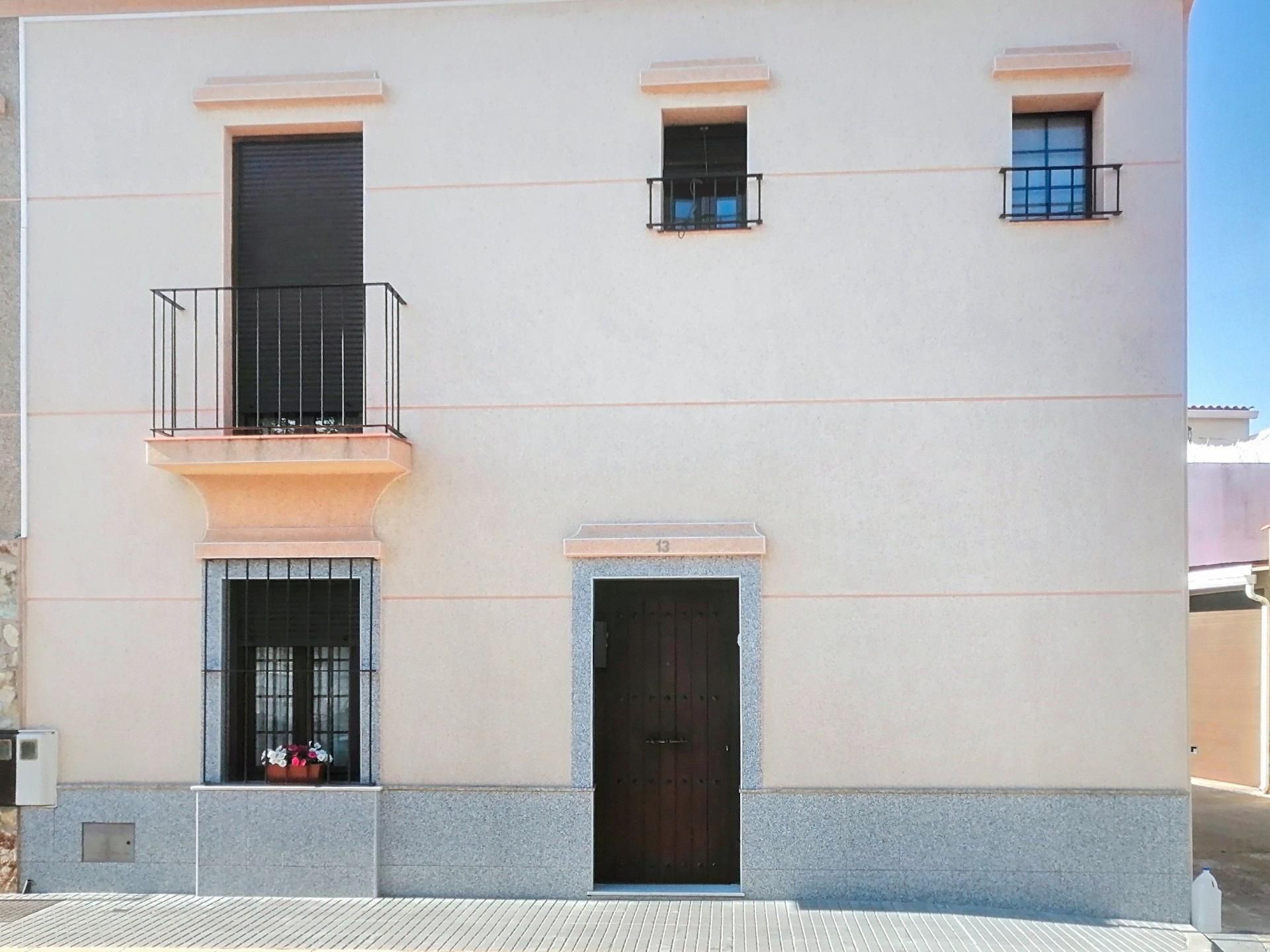 Exterior view of House or chalet for sale in Puebla de la Calzada  with Air Conditioner, Heating and Balcony