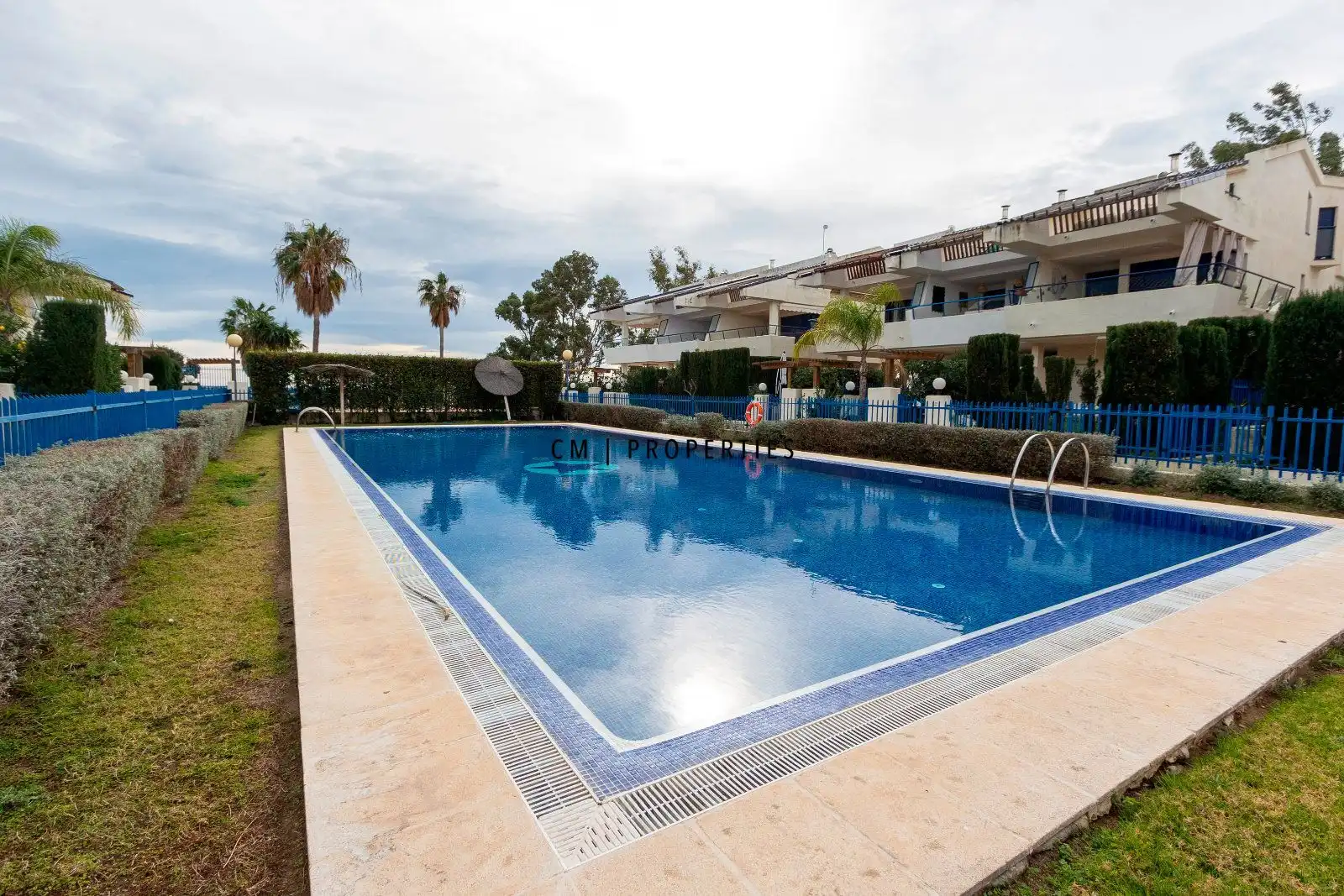 Piscina de Casa adosada en venda en Sagunto / Sagunt amb Aire condicionat, Calefacció i Terrassa