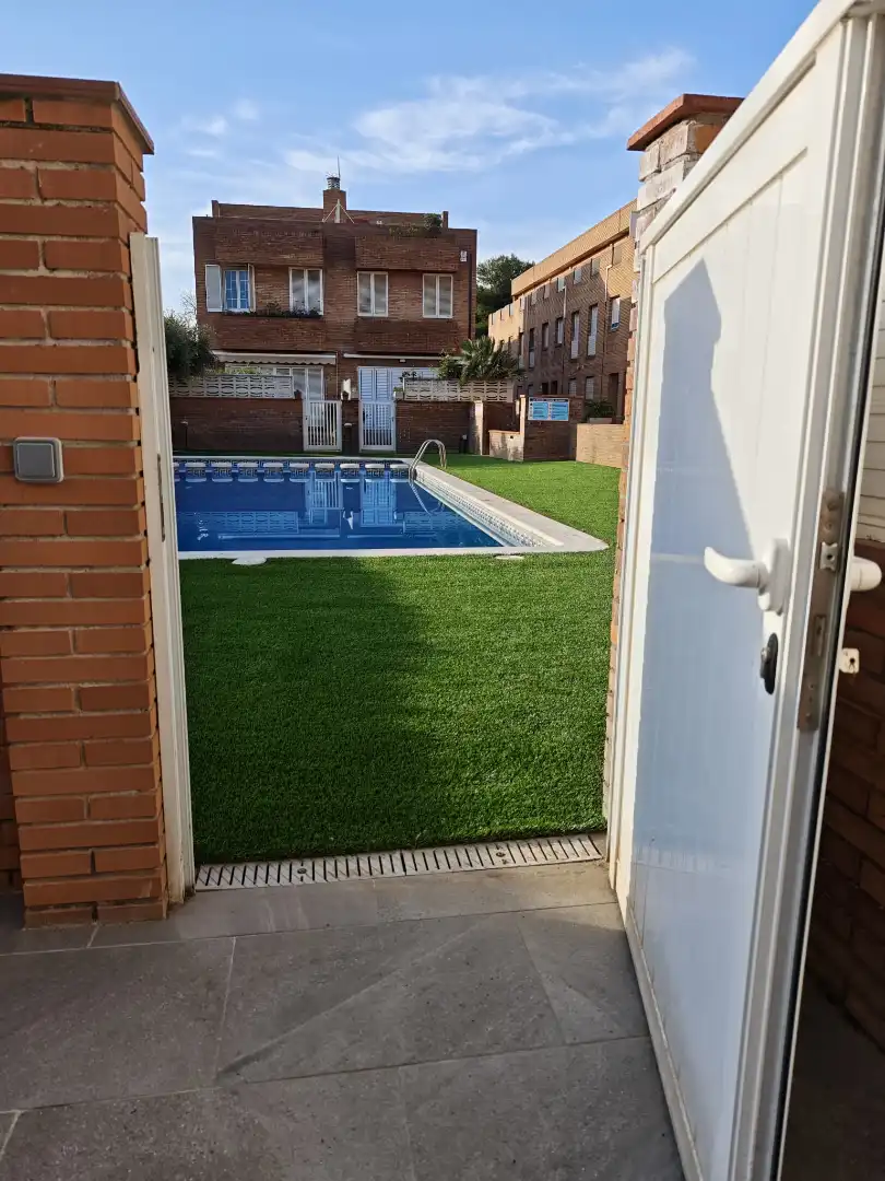 Piscina de Casa adosada en venta en Cubelles con Aire acondicionado, Calefacción y Jardín privado