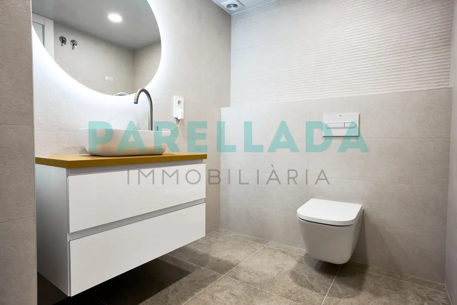 Bathroom of Flat for sale in Badalona  with Air Conditioner, Heating and Parquet flooring