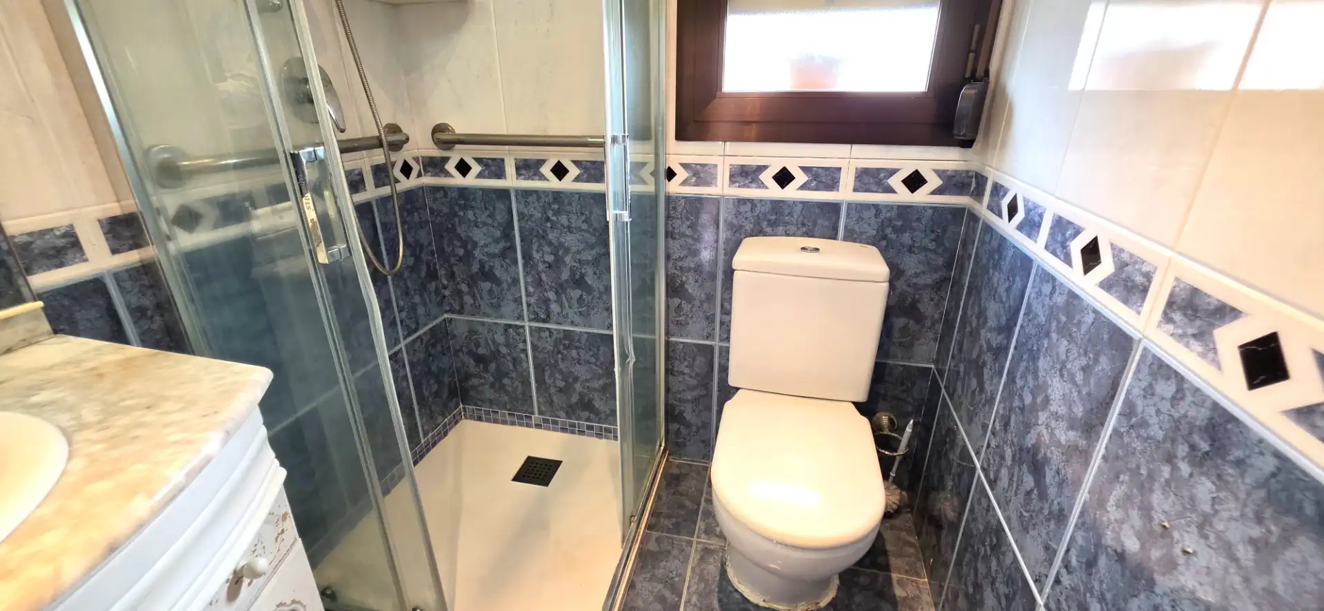 Bathroom of Flat for sale in Bilbao   with Storage room, Furnished and Oven