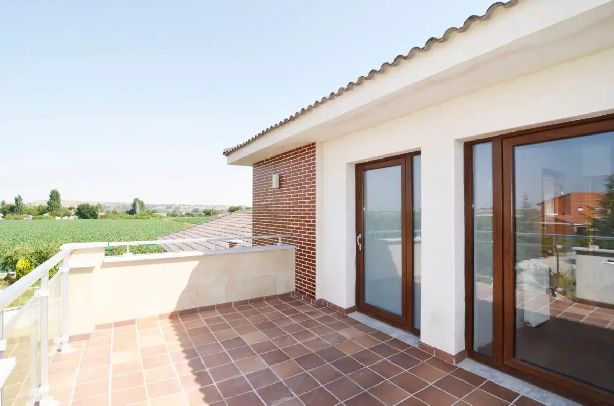 Terrassa de Casa o xalet en venda en Calvarrasa de Abajo amb Terrassa, Piscina i Moblat