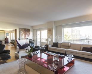 Sala d'estar de Apartament de lloguer en  Madrid Capital amb Aire condicionat i Terrassa