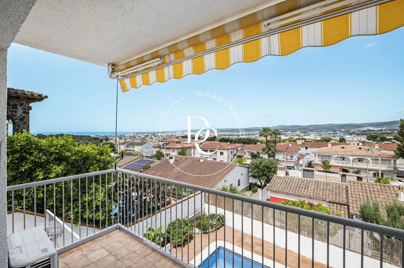 Vista exterior de Casa o xalet en venda en Sant Pere de Ribes amb Calefacció, Jardí privat i Terrassa