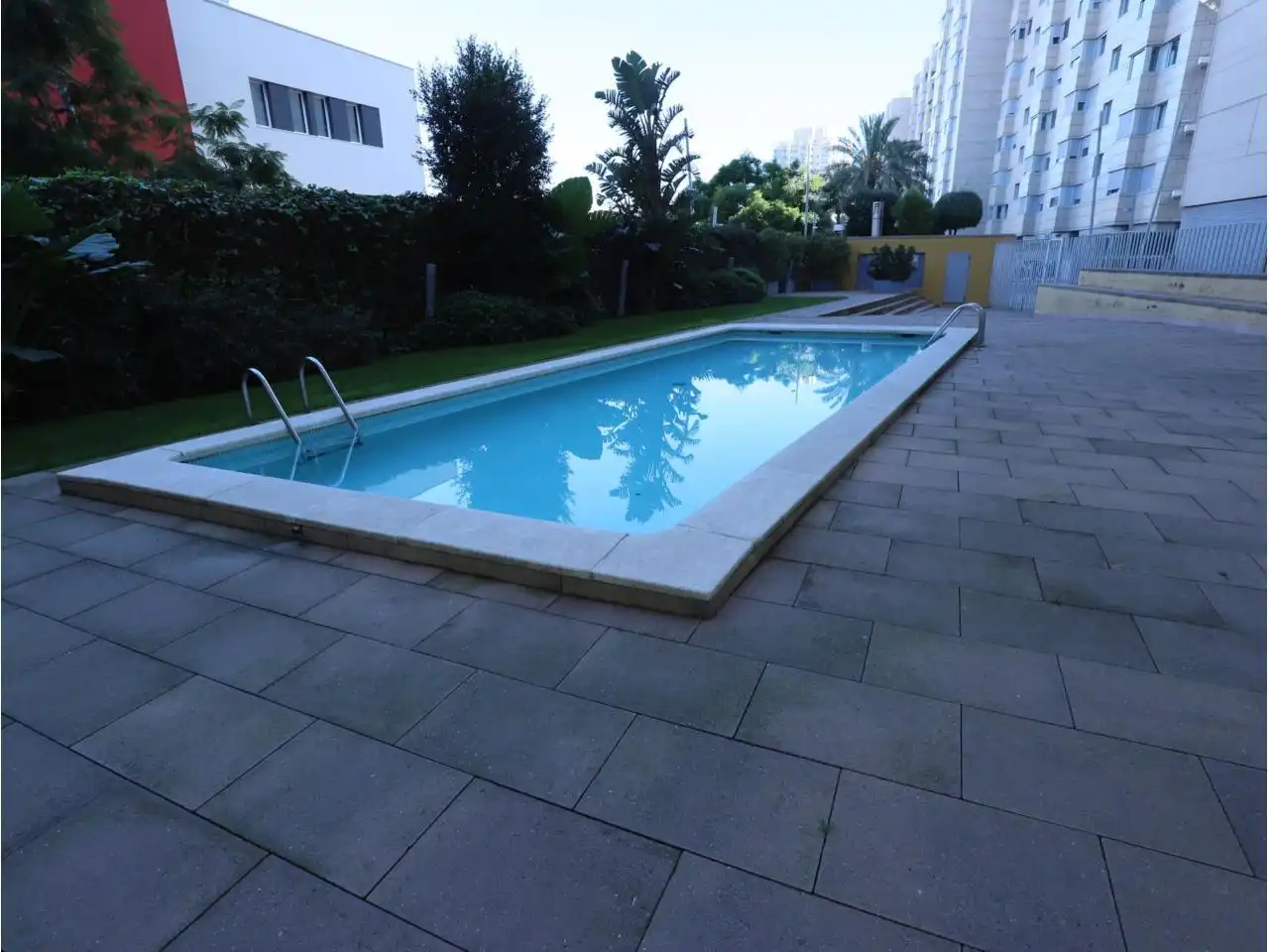 Piscina de Pis en venda en Sant Adrià de Besòs amb Aire condicionat, Calefacció i Jardí privat